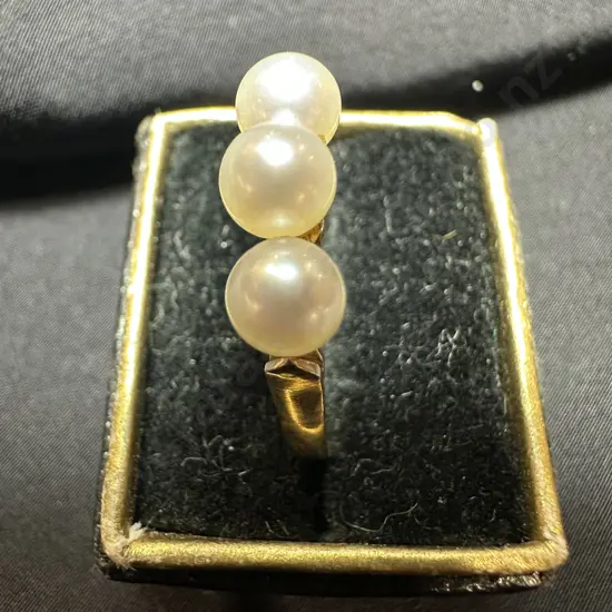 14ct gold ring 3 Pearls (not case)