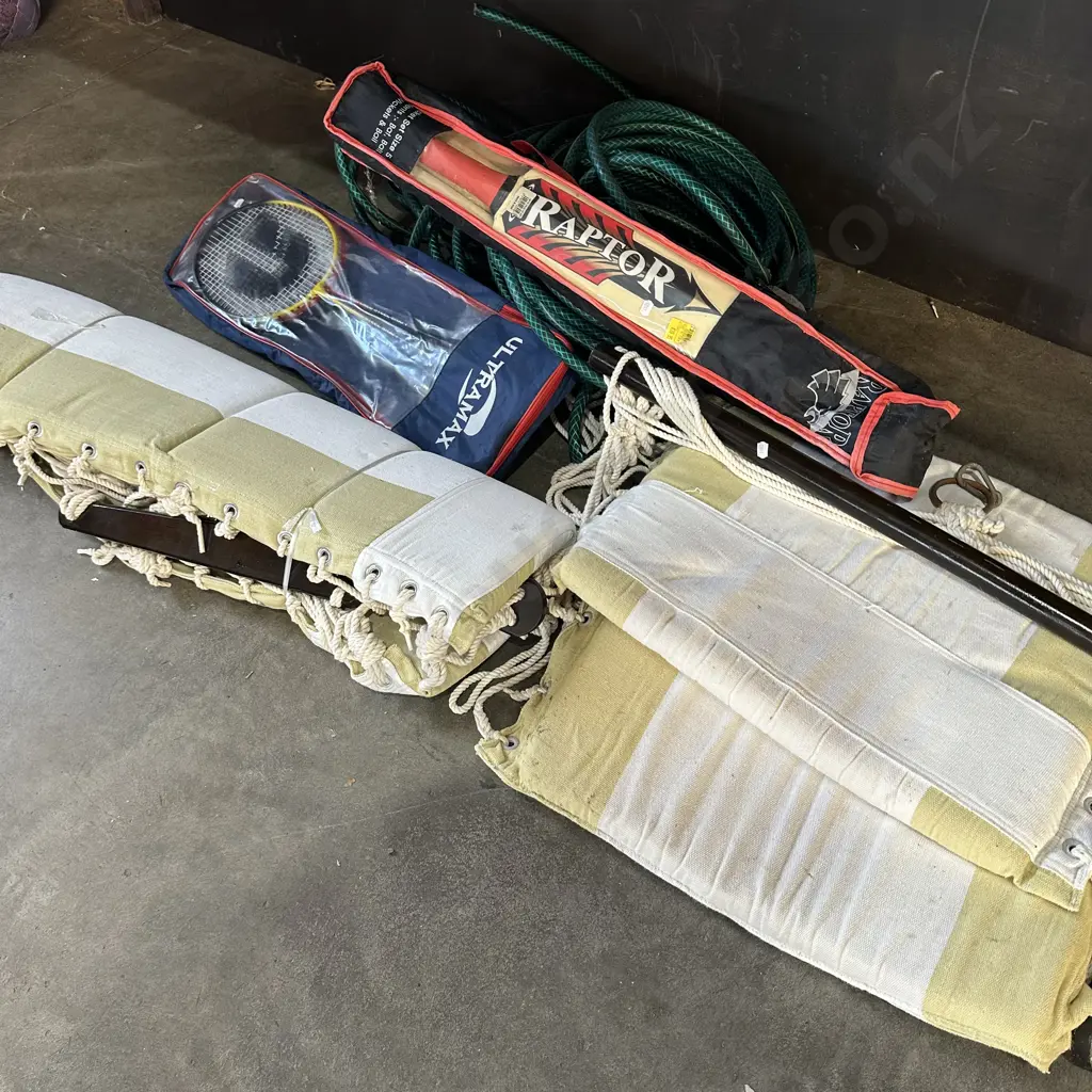 2 swinging seats and hose plus cricket set Image 1++