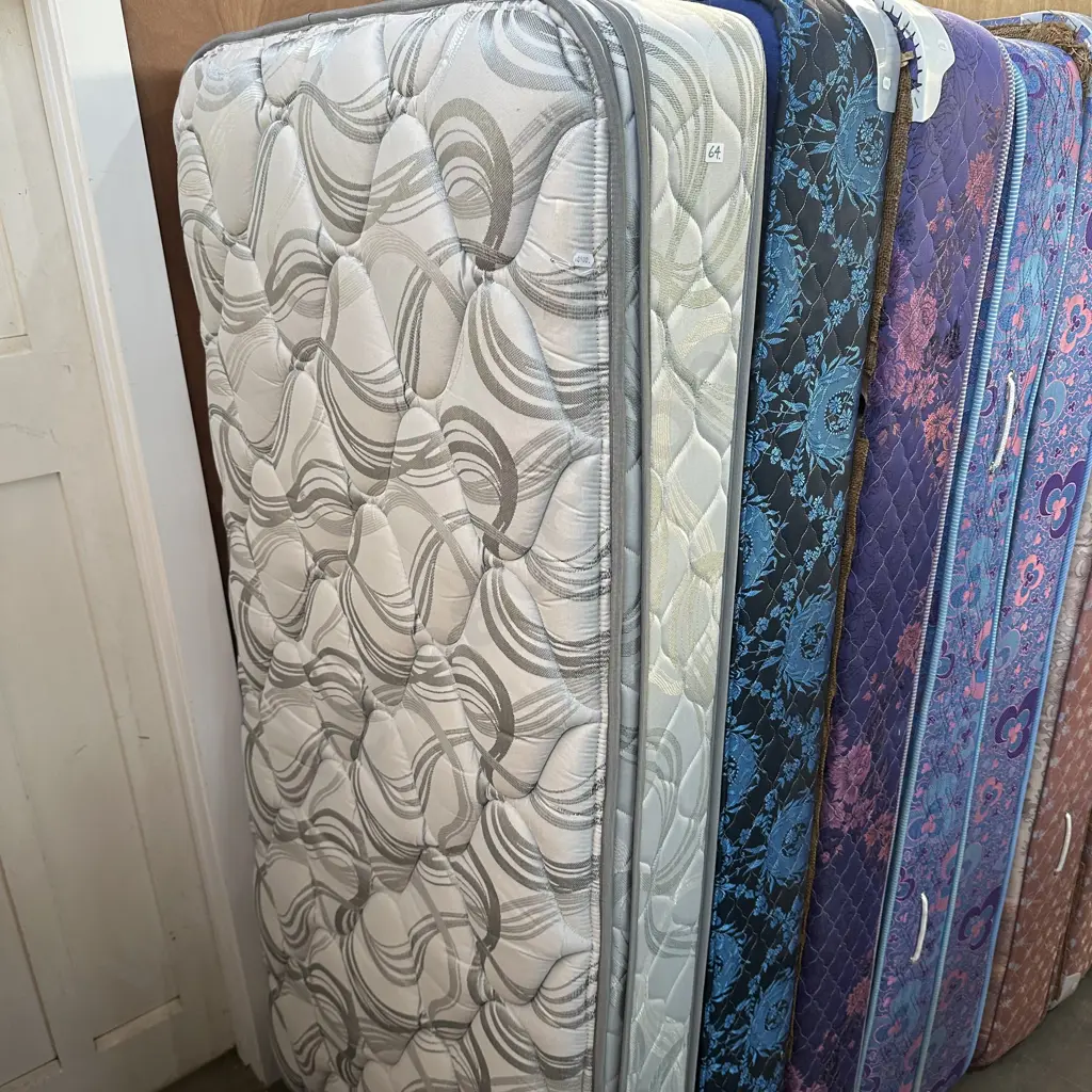 Very tidy single mattress plus 2 base Image 1++
