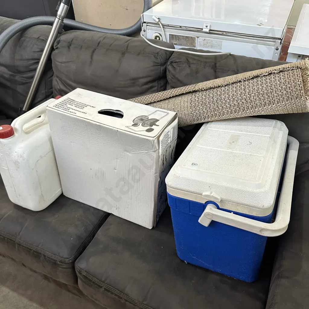 Hose reel, esky, rug, canister Image 1++