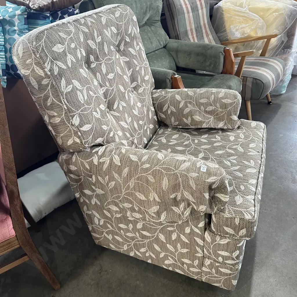 Very tidy lounge chair Image 1++