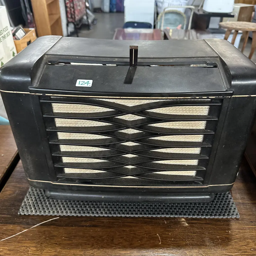 Bakelite radio Image 1++