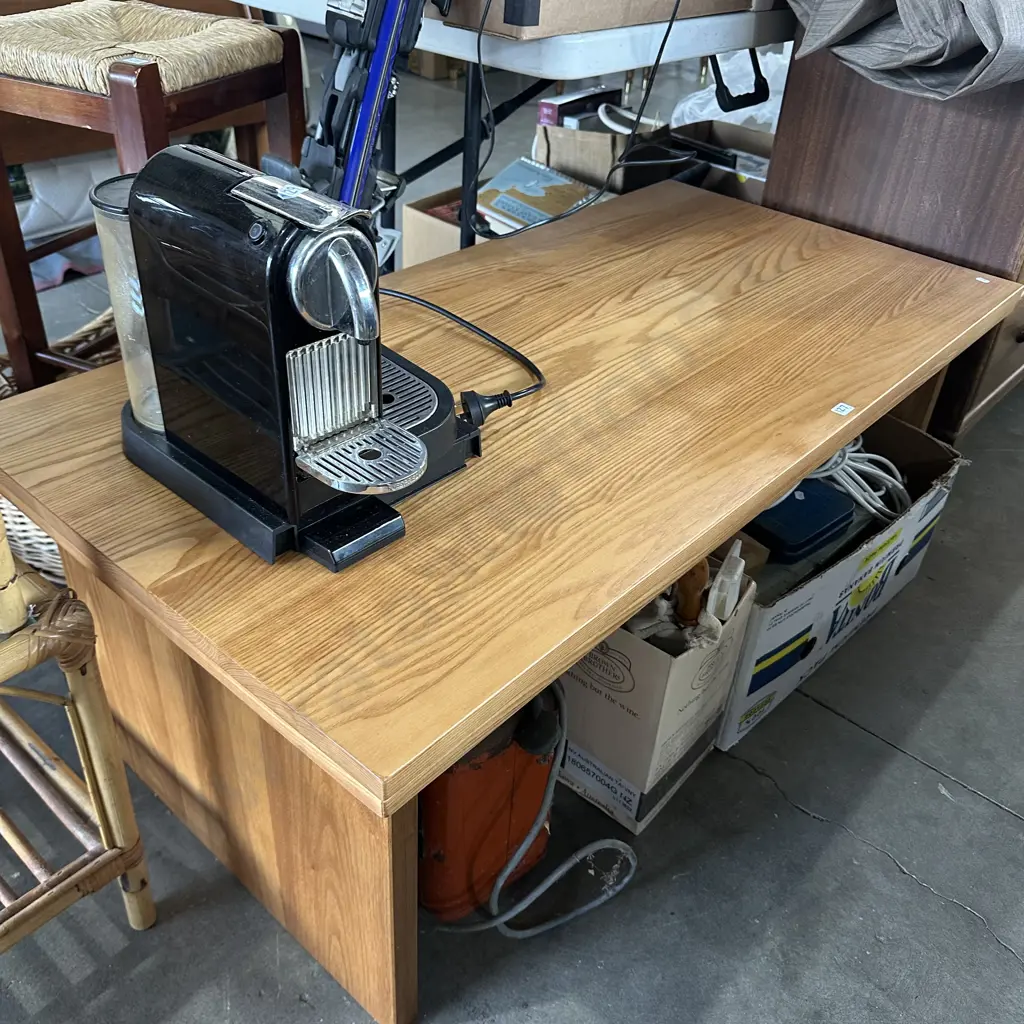 Very tidy Oak coffee table Image 1++