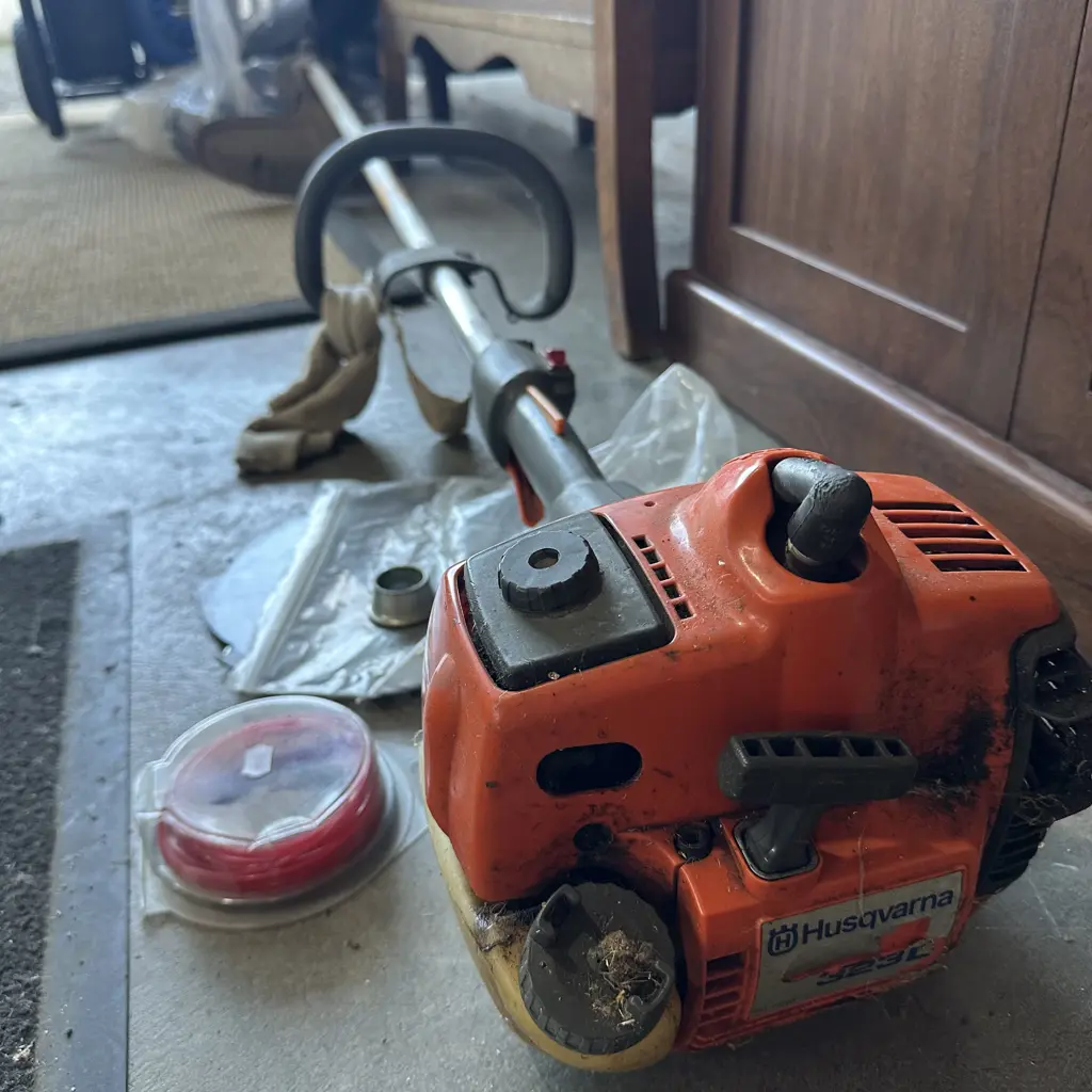 Husky 323L strimmer/scrub cutter - sold as working Image 1++