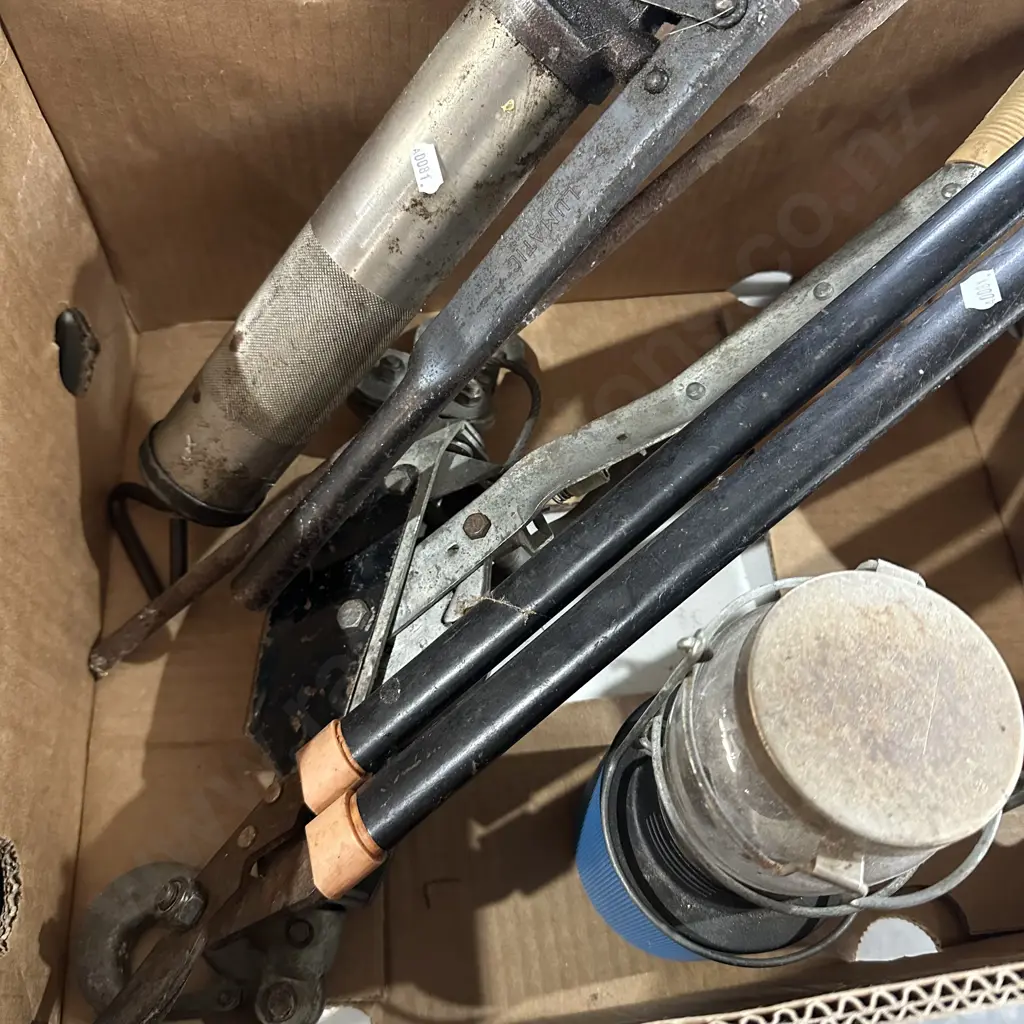 3 large tools and lamp Image 1++