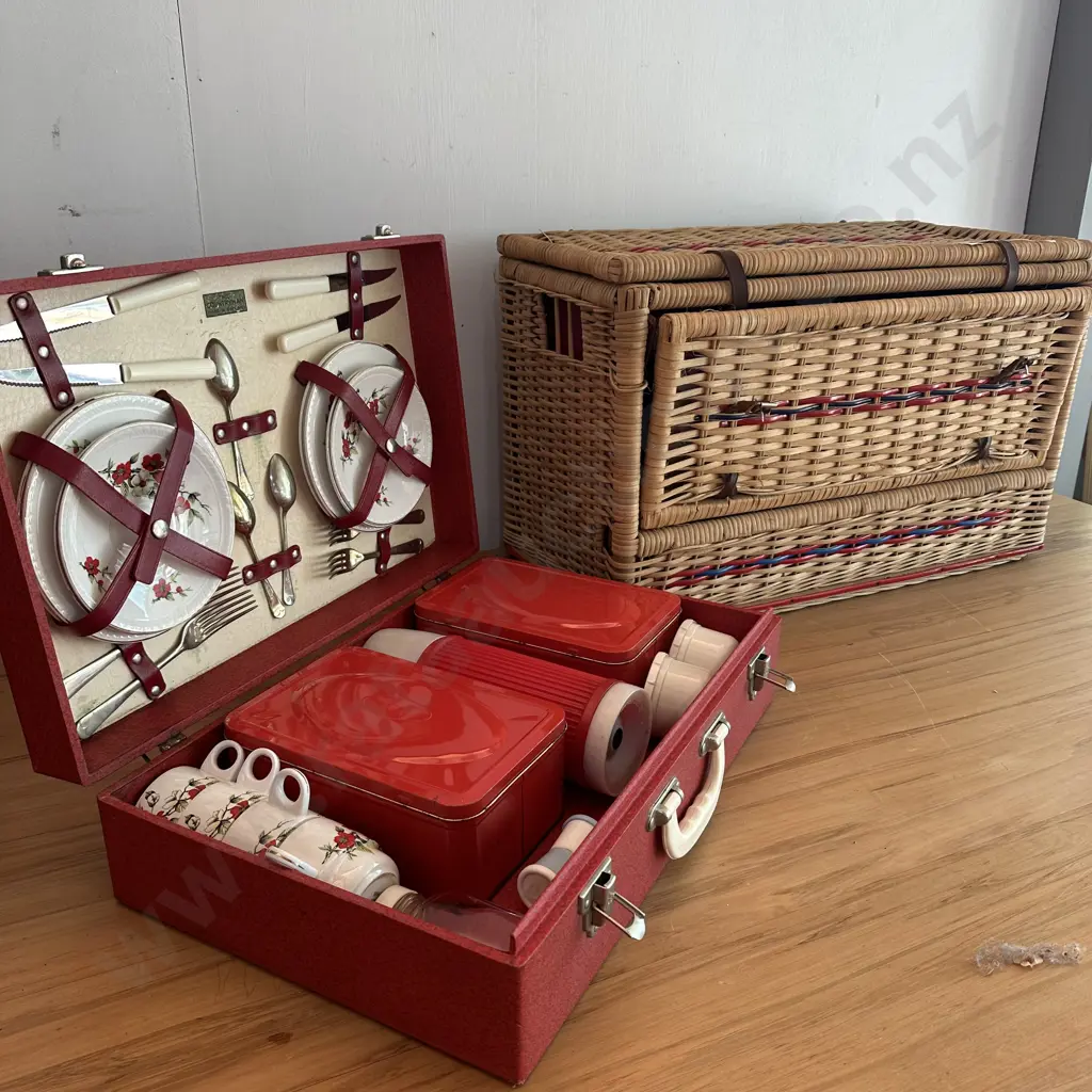 Vintage picnic set and basket Image 1++