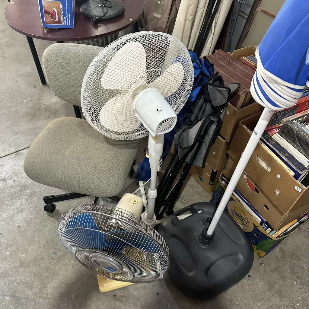 Umbrella, 3 chairs, 2 fans Image 1++