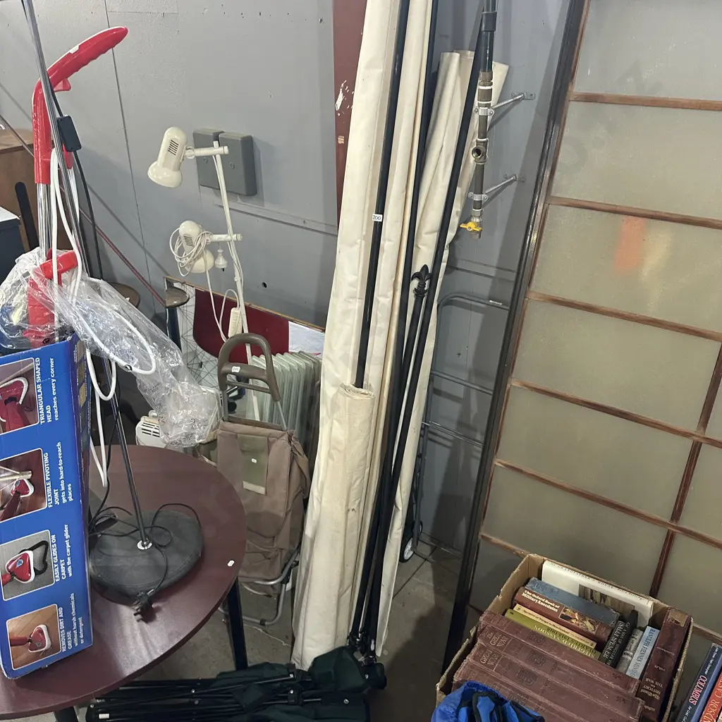 Blinds, curtain rails, 2 folding chairs Image 1++