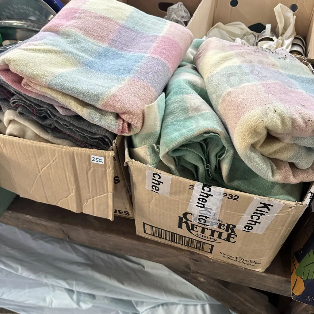 2 box blankets Image 1++