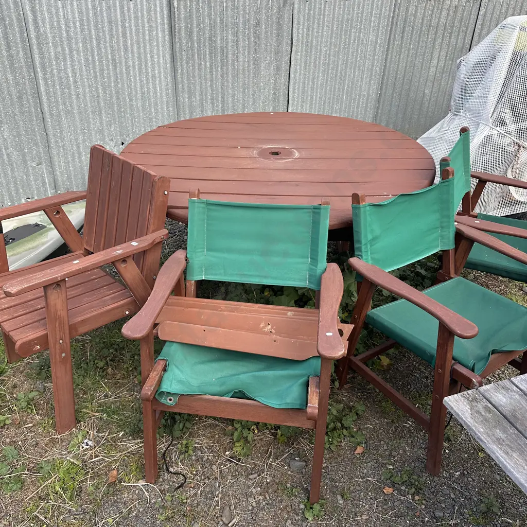 Round outdoor table and 4 chairs- average Image 1++