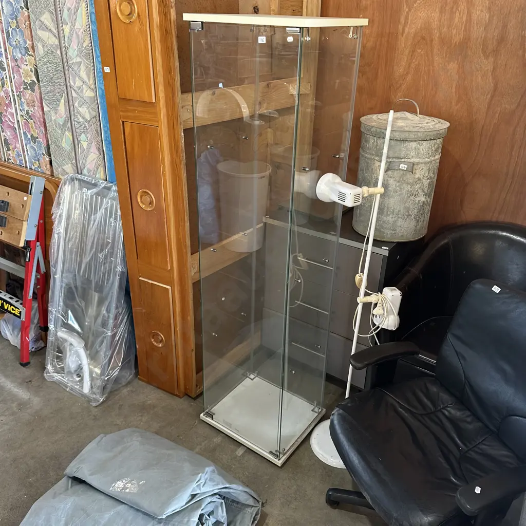 Glass display case with shelves Image 1++