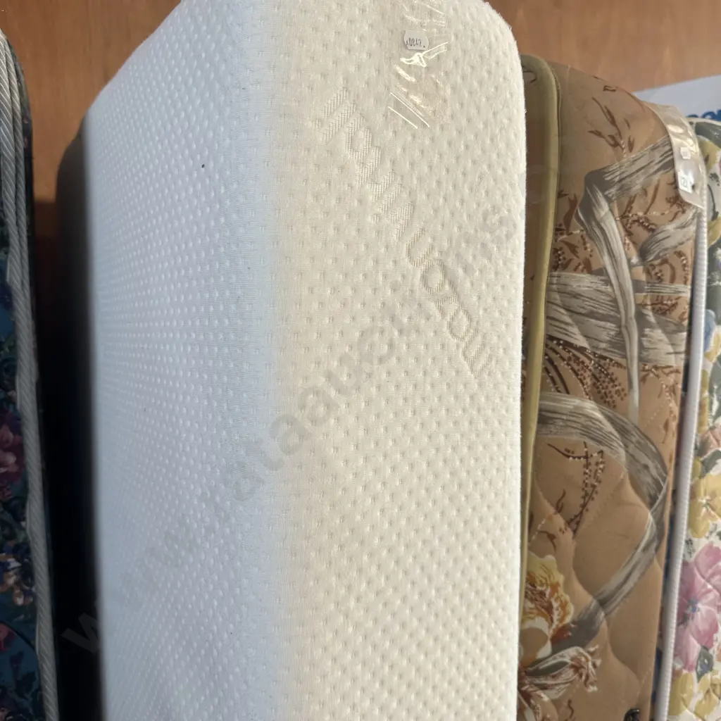 Memory foam single mattress - tidy with older base Image 1++