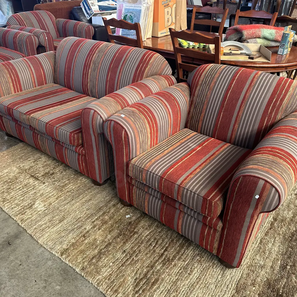 Matching sofa and chair Image 1++
