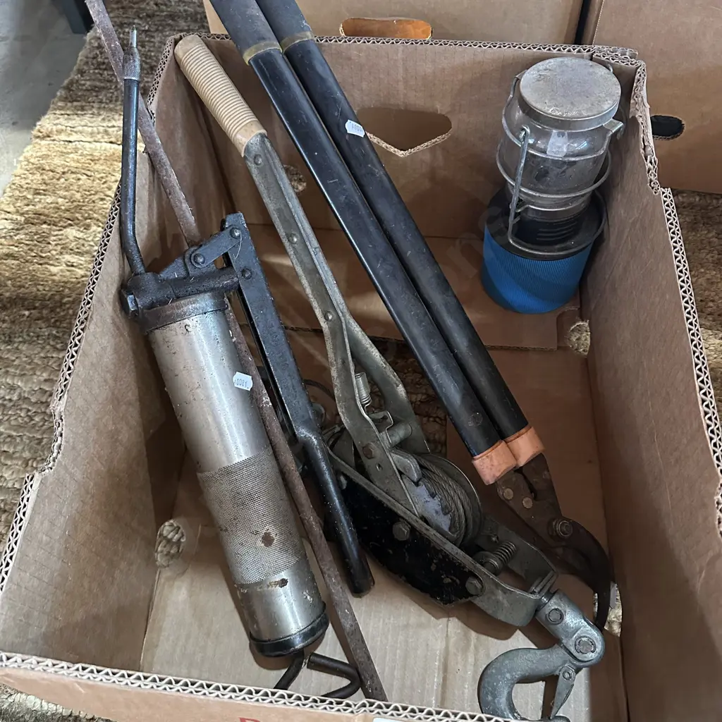 Large tools and lamp Image 1++