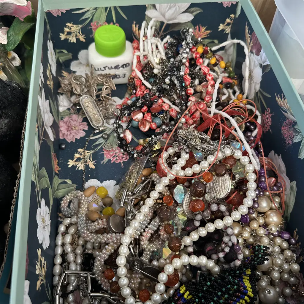 Costume jewellery Image 1++