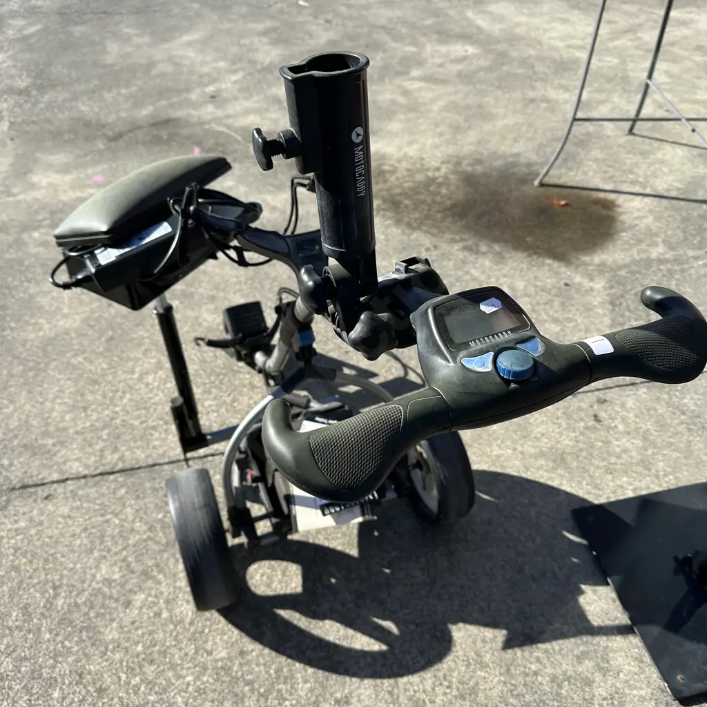 Electric golf trundler - Motocaddy Image 1++