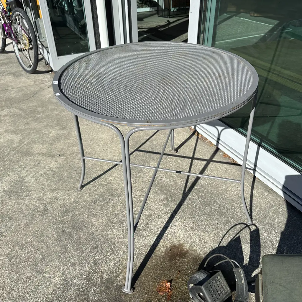 Metal patio table Image 1++