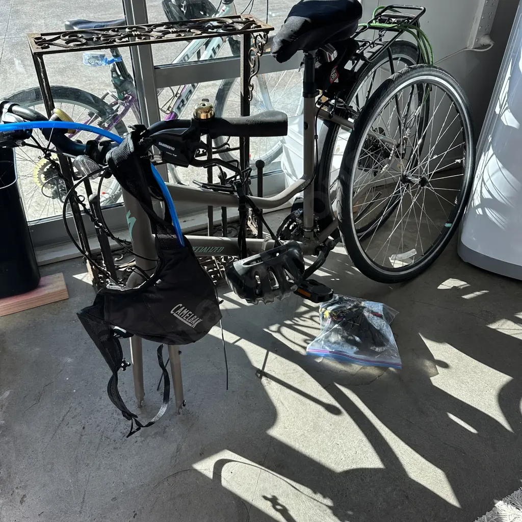 Specialized bike plus camelbak etc (we are unable to fit front tyre) Image 1++