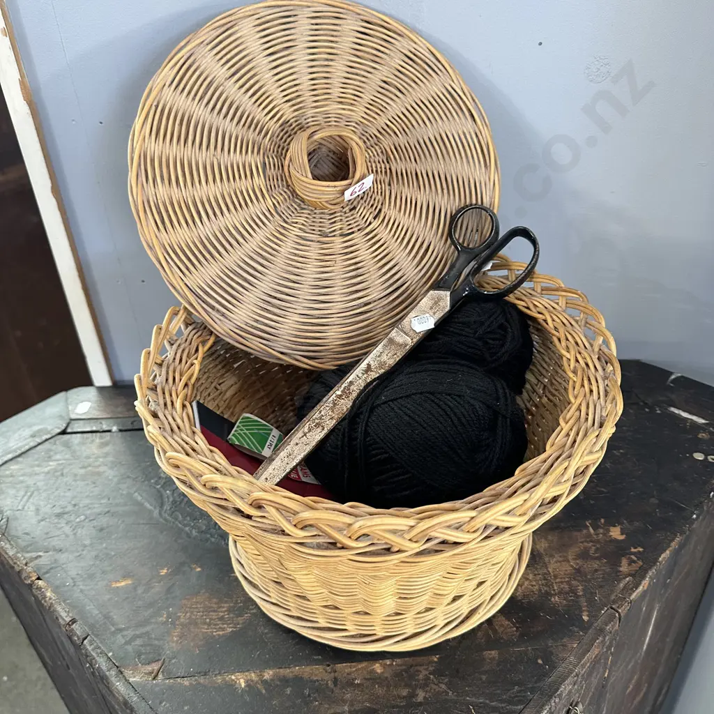 Sewing basket, contents plus scissors Image 1++