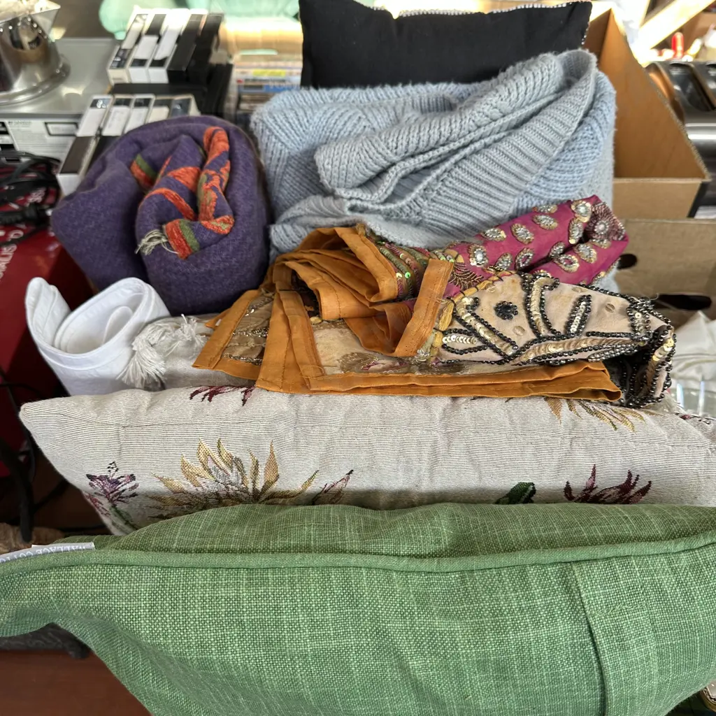 Throws and cushions Image 1++