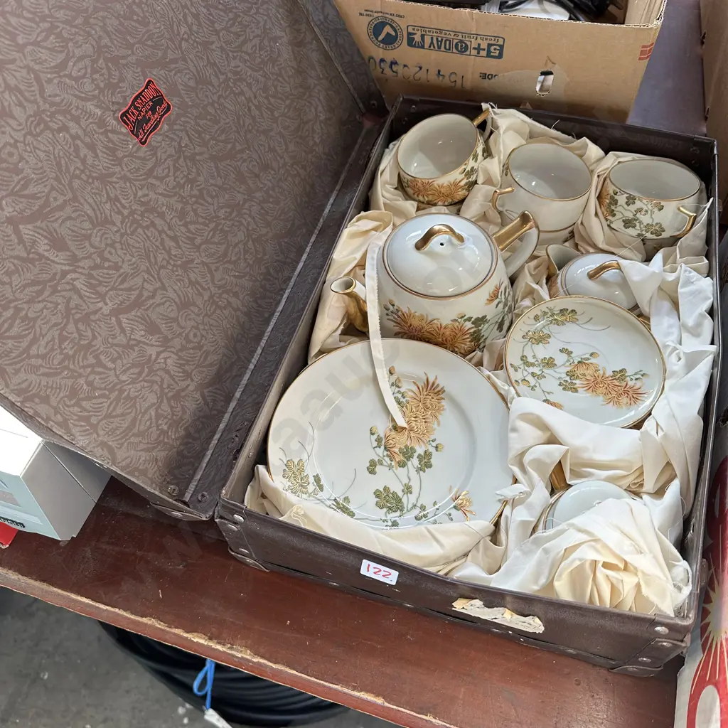 Vintage suitcase plus tea service Image 1++