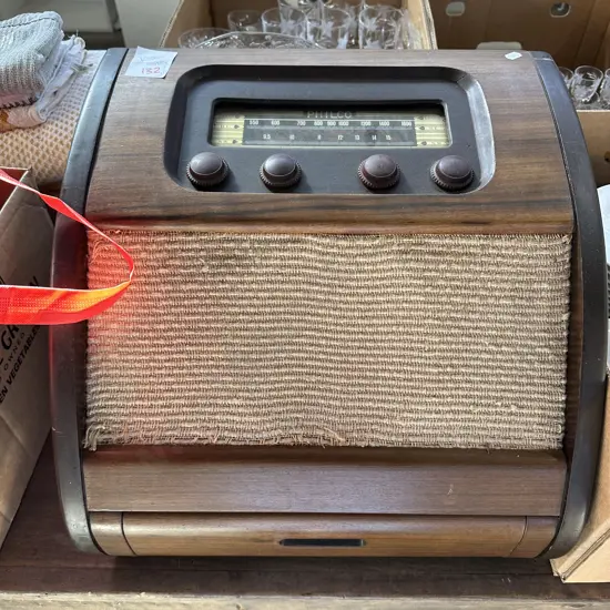 Philco tabletop radio - working