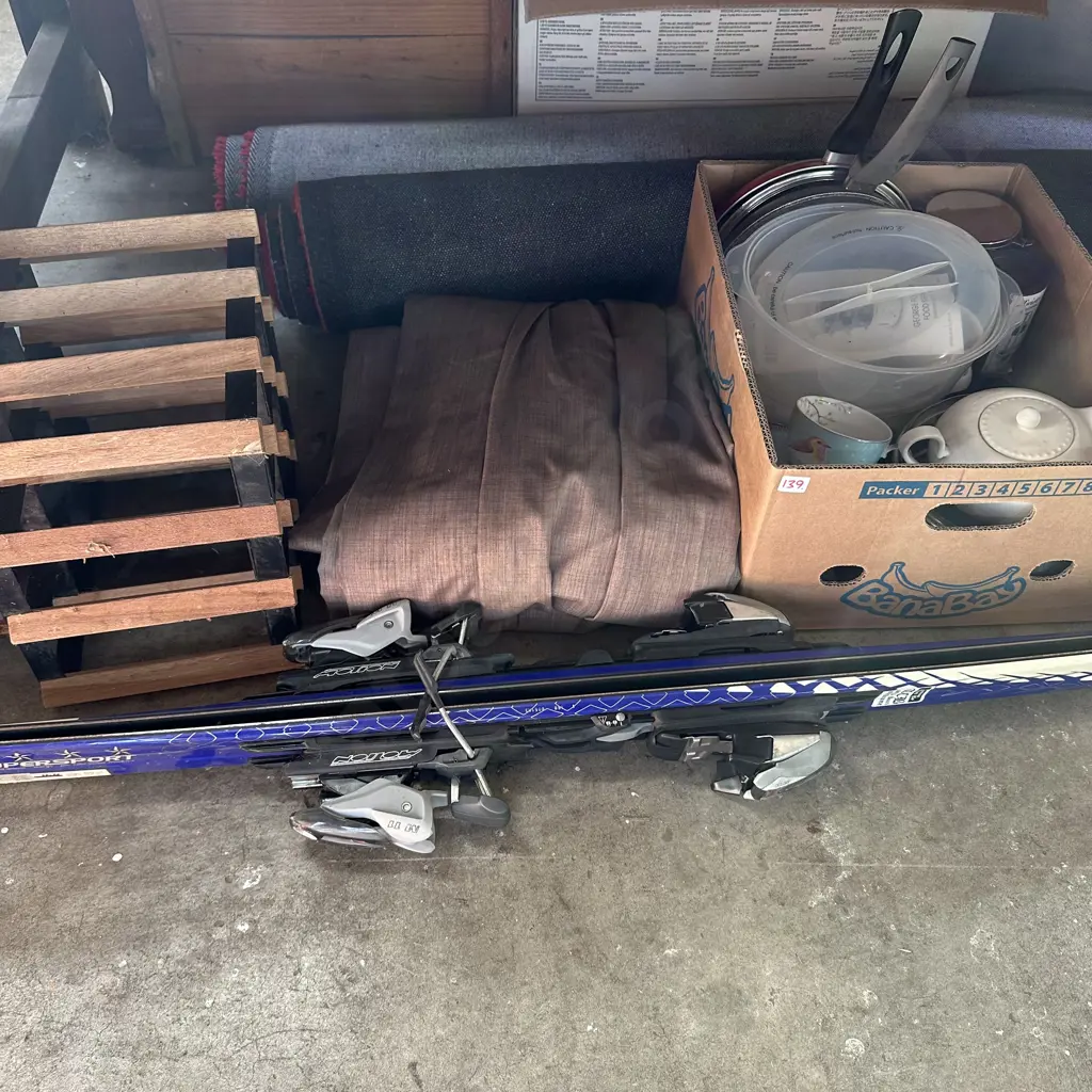 Box kitchenware, drapes, wine rack & skis ! Image 1++