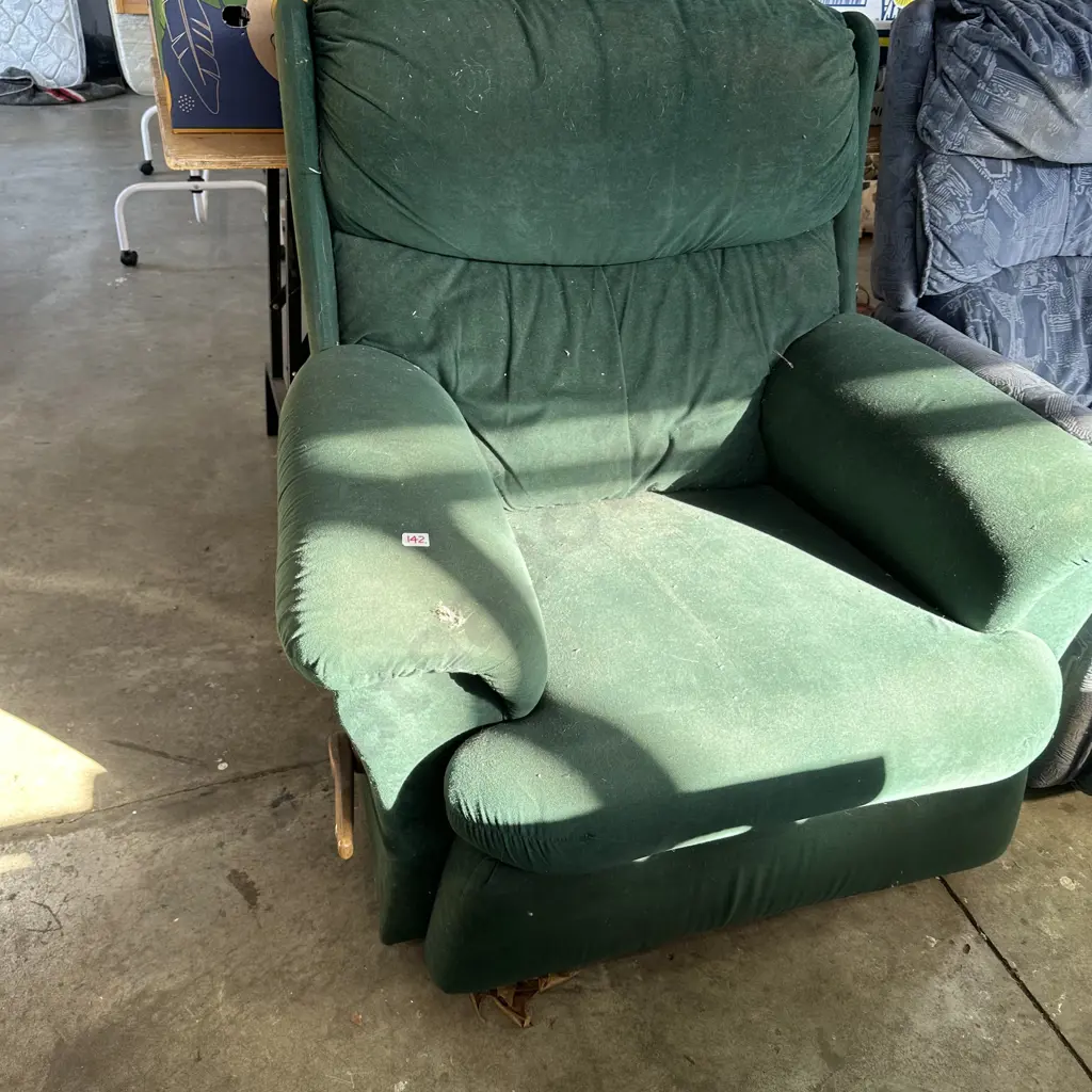 2 LaZboy chairs Image 1++
