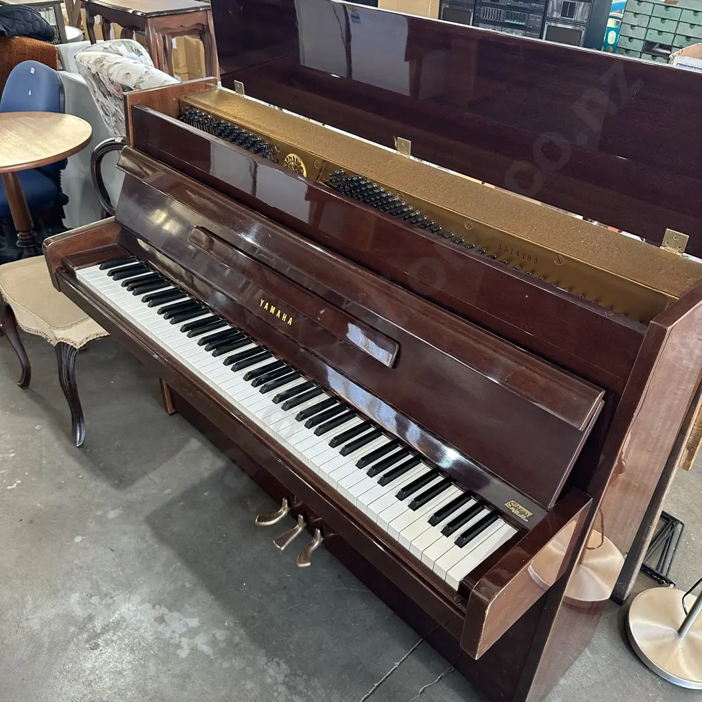 Yamaha piano - excellent condition Image 1++