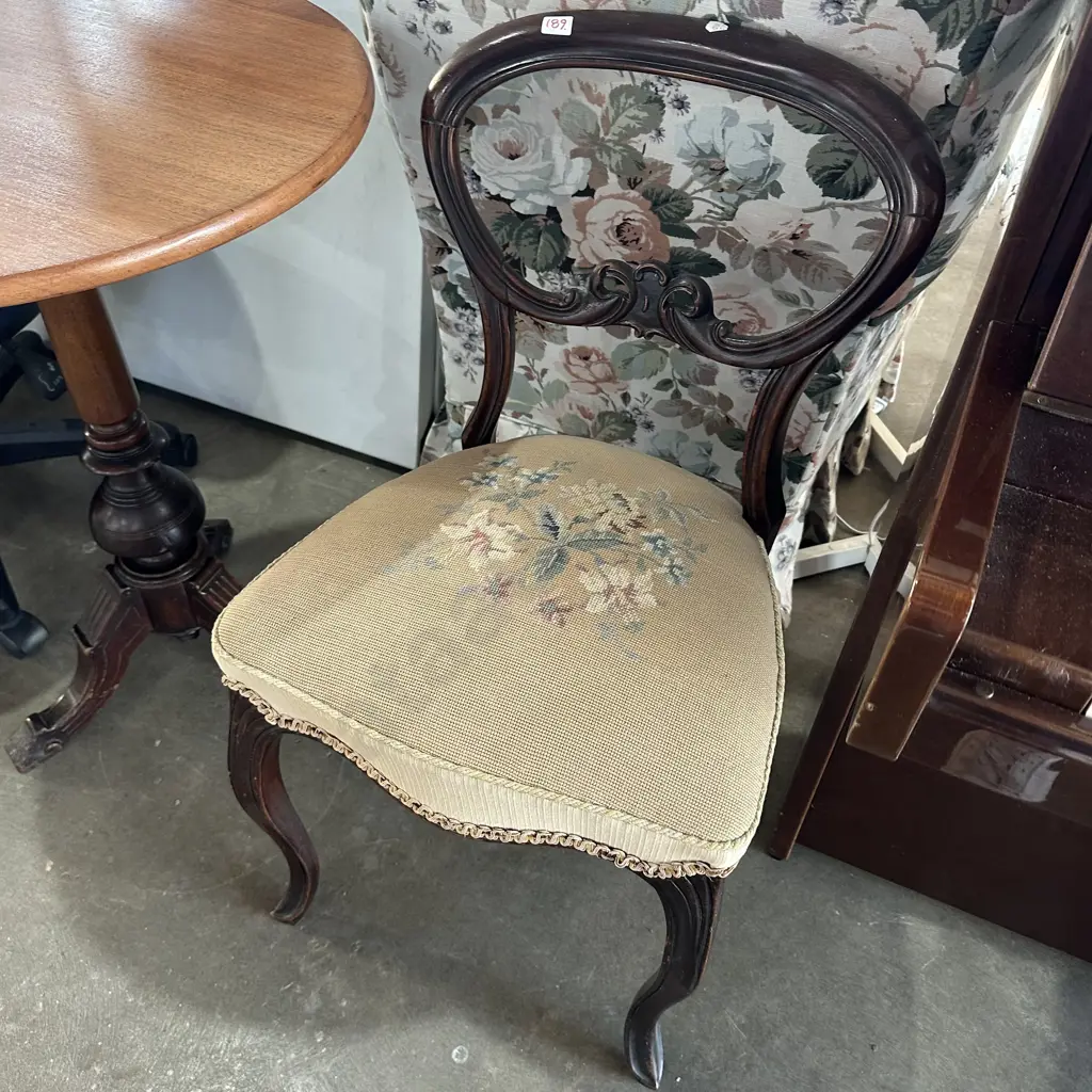 Antique chair Image 1++