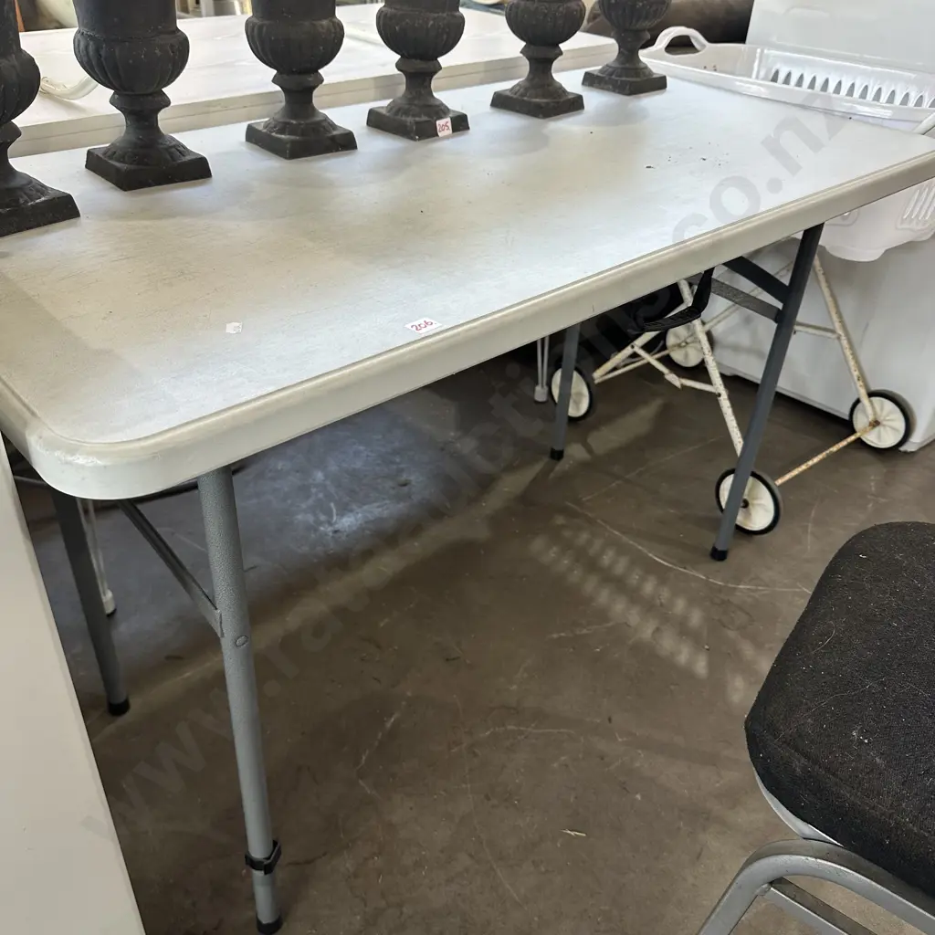 Small camping trestle table Image 1++