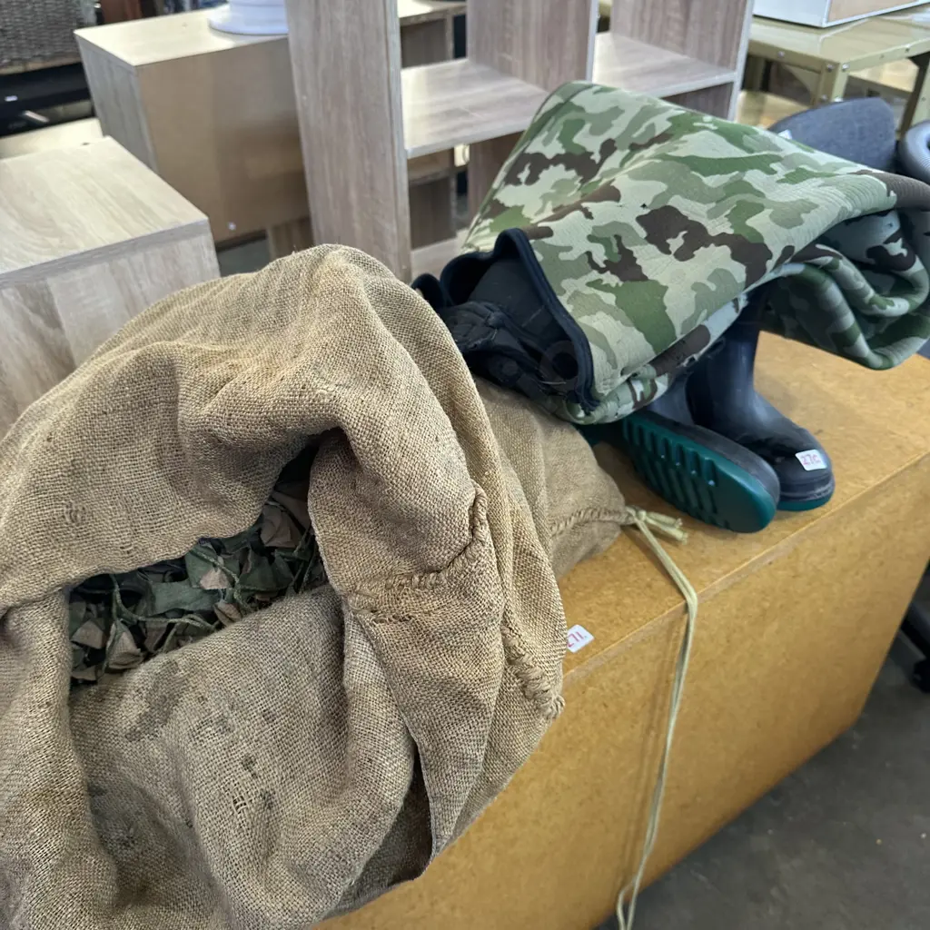 Camo throw and waders Image 1++