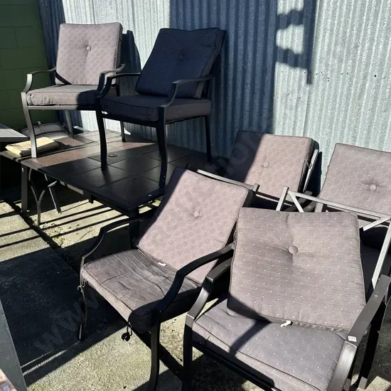 Outdoor patio suite