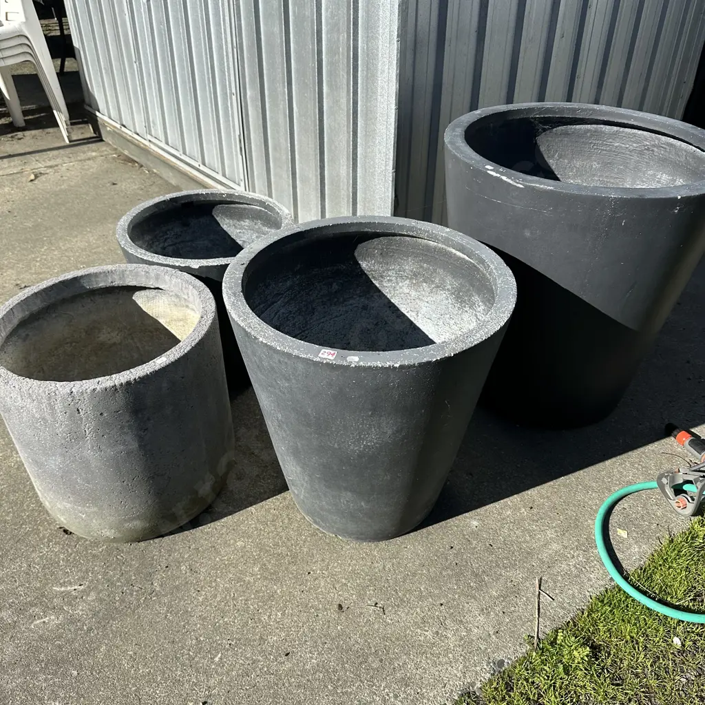 4 large planters Image 1++