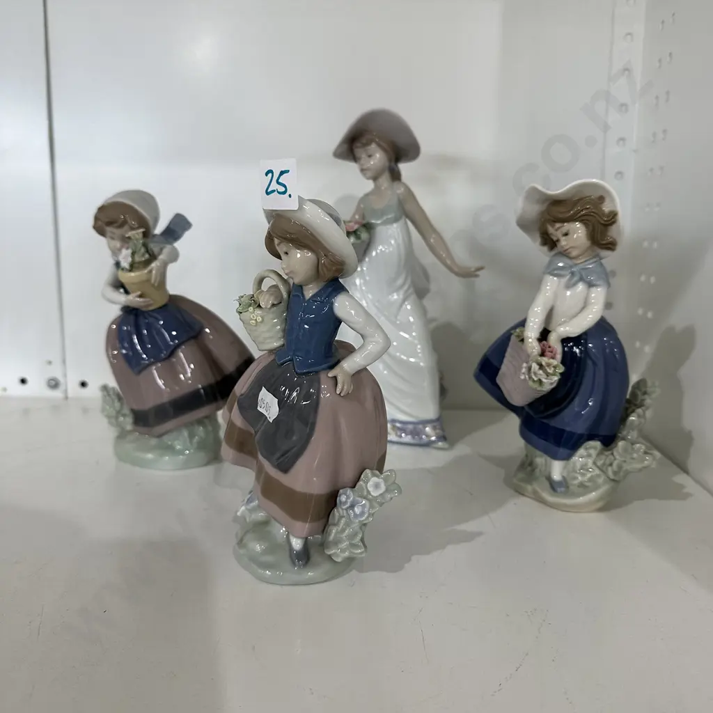 4 x Lladro flower sellers Image 1++