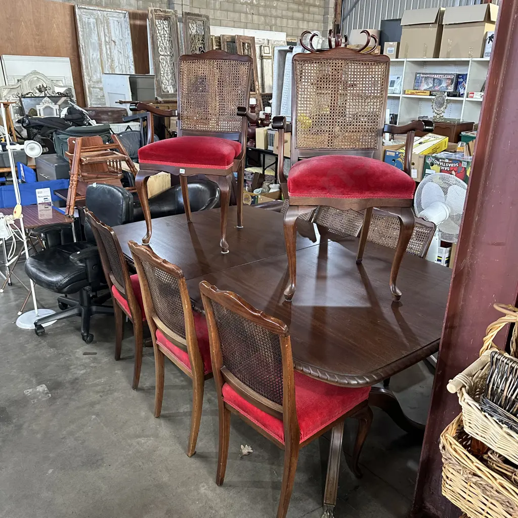 Extendable table and 8 chairs Image 1++