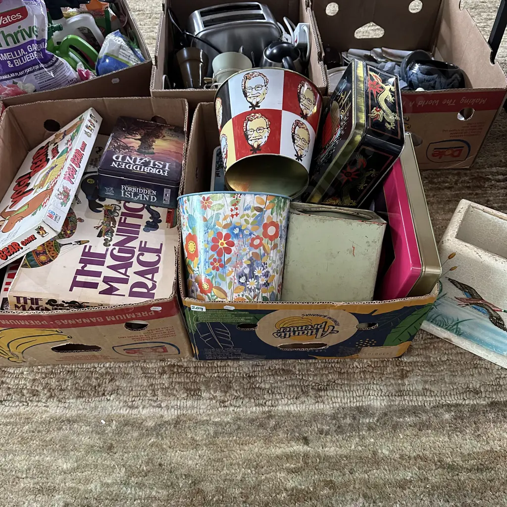 Vintage tins and games - 2 box Image 1++