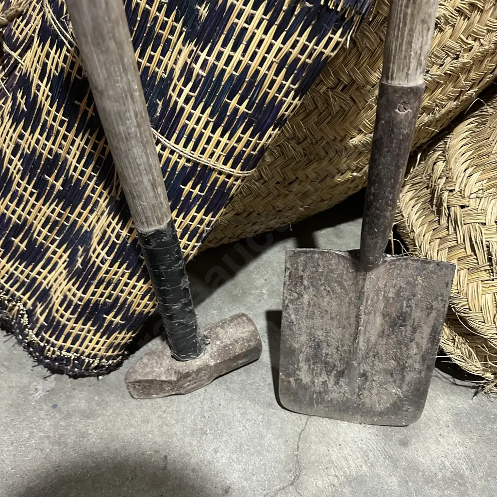 Spade and sledge hammer Image 1++