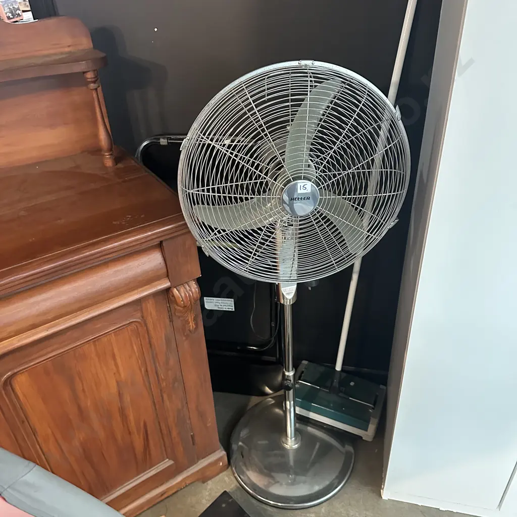 Fan, carpet sweep, 2 folding chairs Image 1++