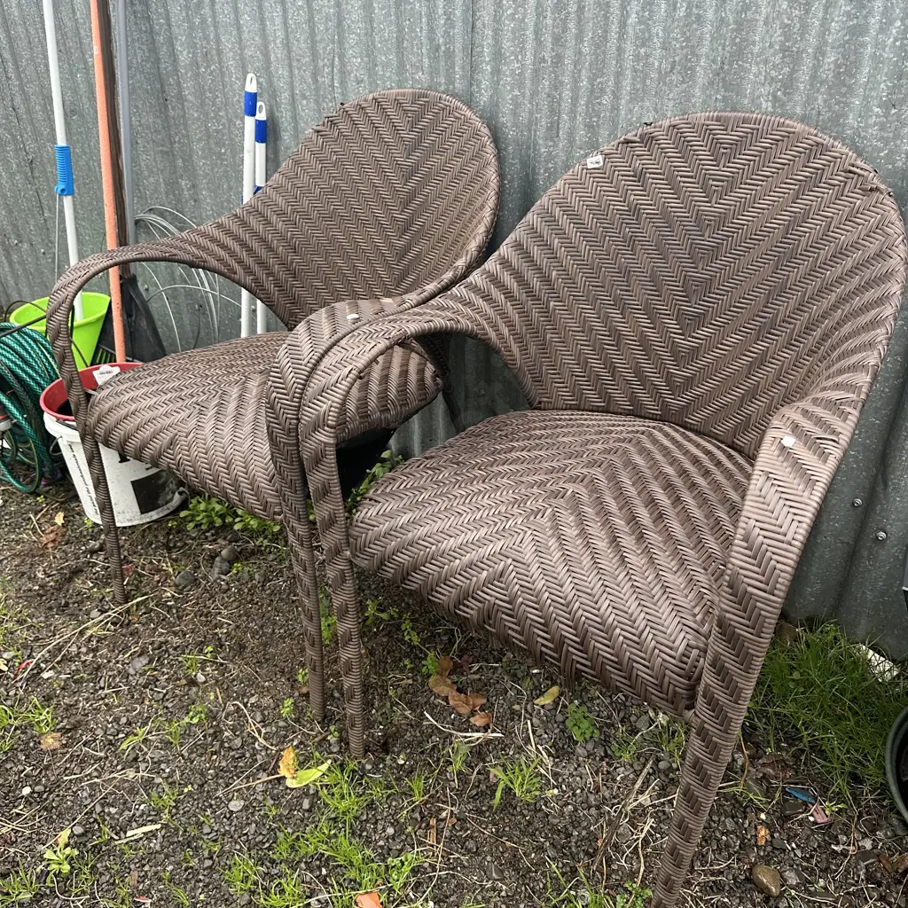 Pr of Red rugs, pr of outdoor chairs plus pr of pictures Image 1++
