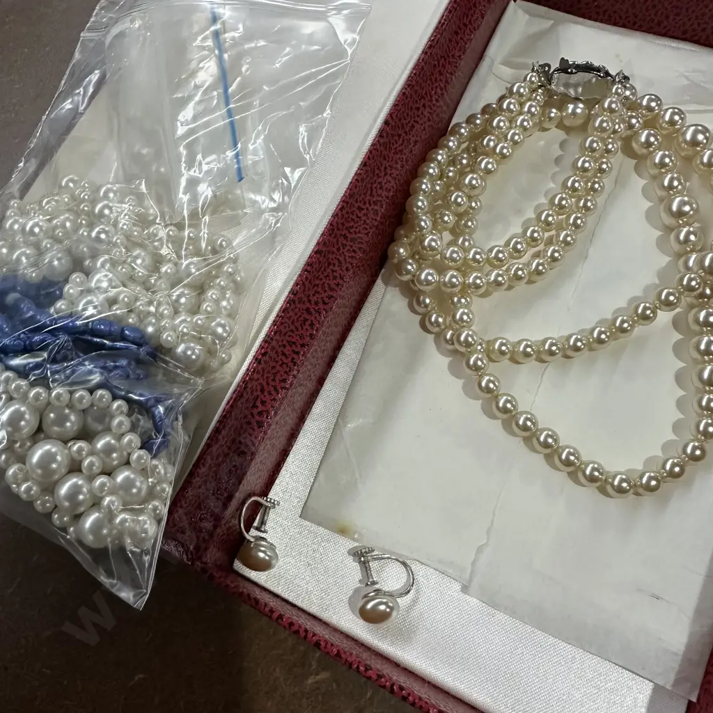 Costume jewellery Image 1++