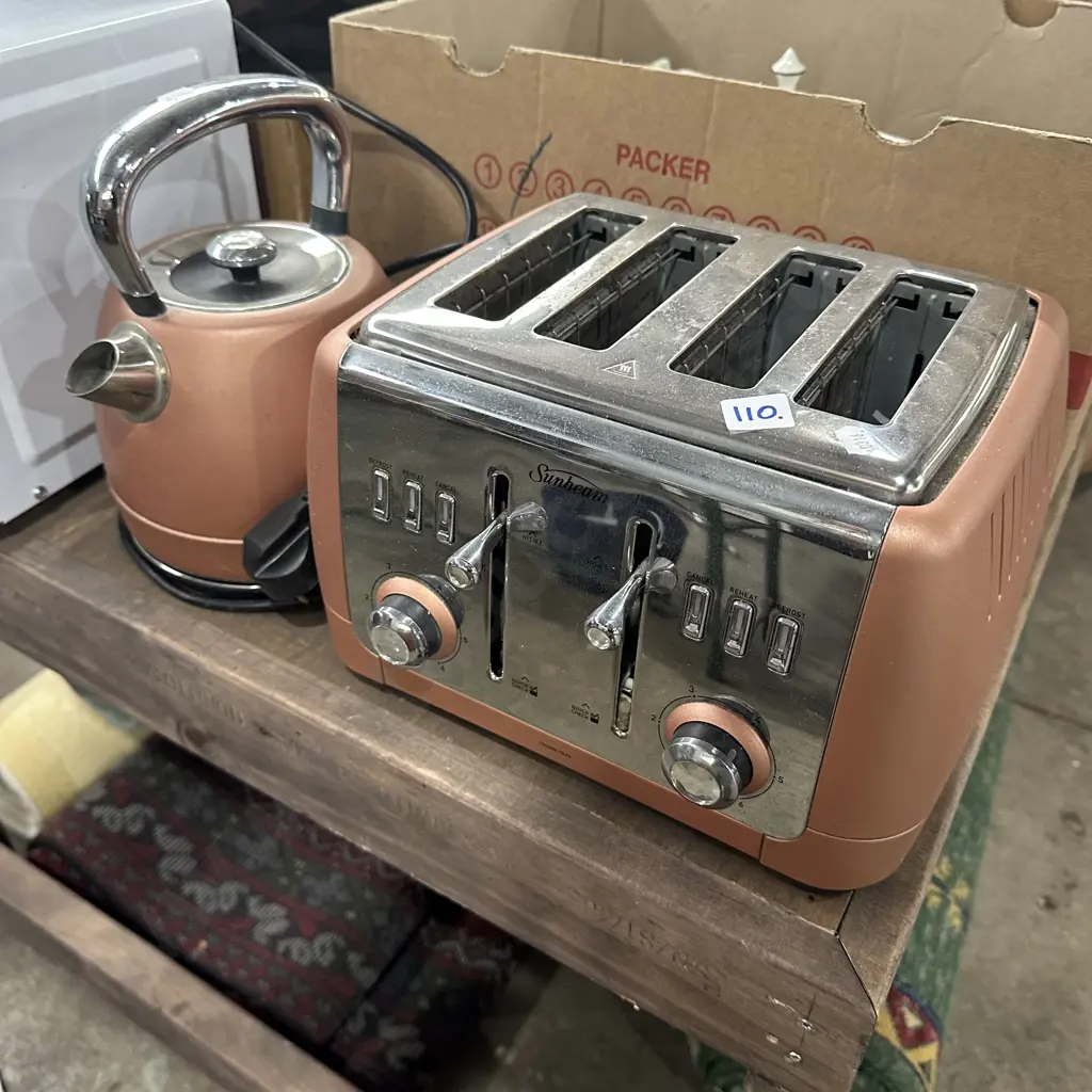 Toaster and jug Image 1++