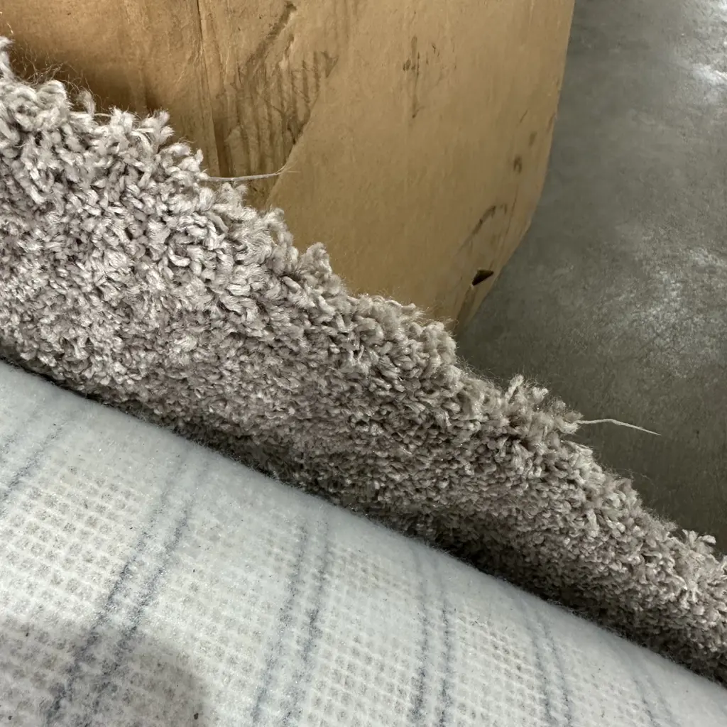 2 x large rolls new carpet (one of them 3,25 x 2,75) plus other offcuts Image 1++