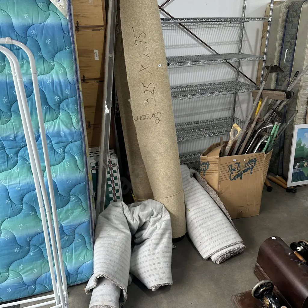 2 x large rolls new carpet (one of them 3,25 x 2,75) plus other offcuts Image 1++