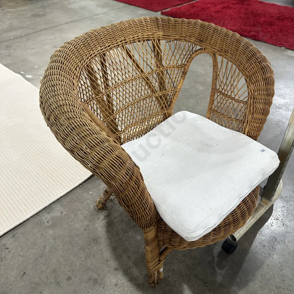 Average wicker chair Image 1++