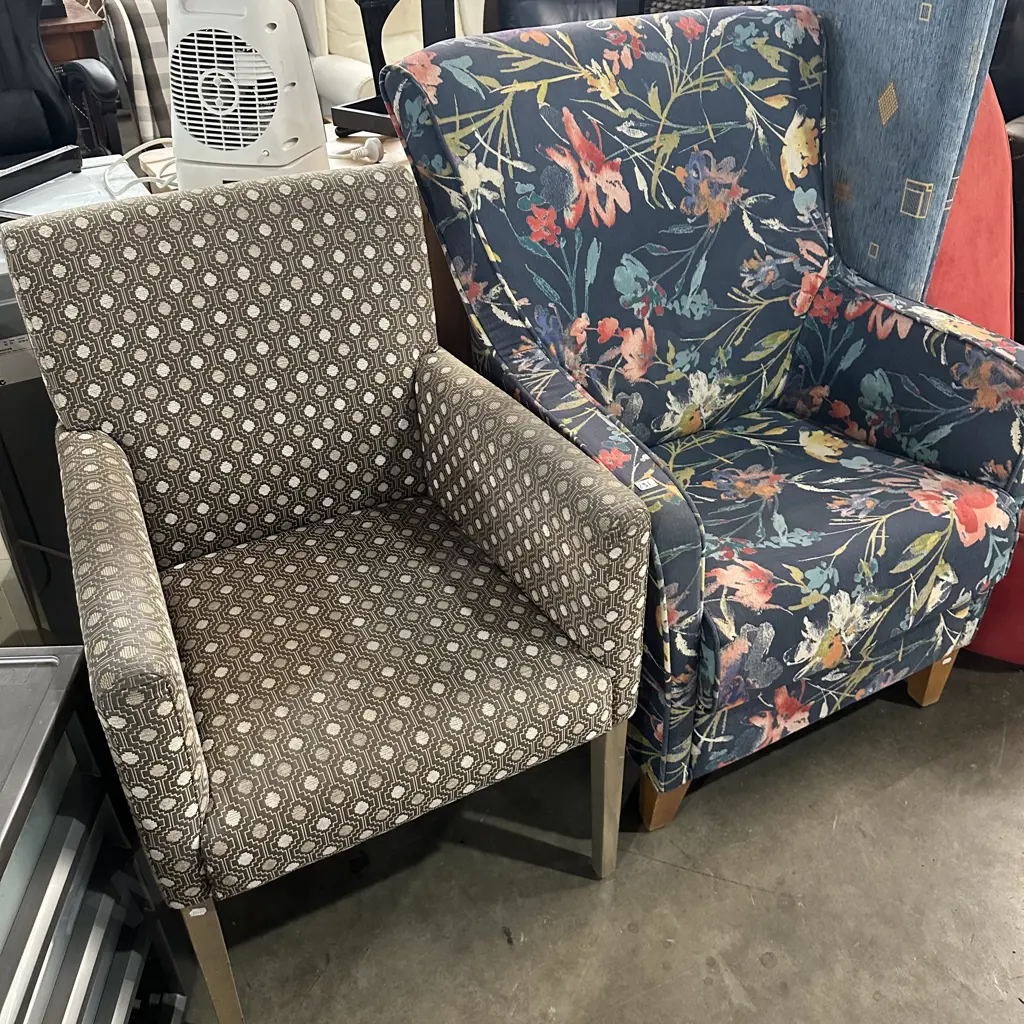 2 x lounge chairs Image 1++