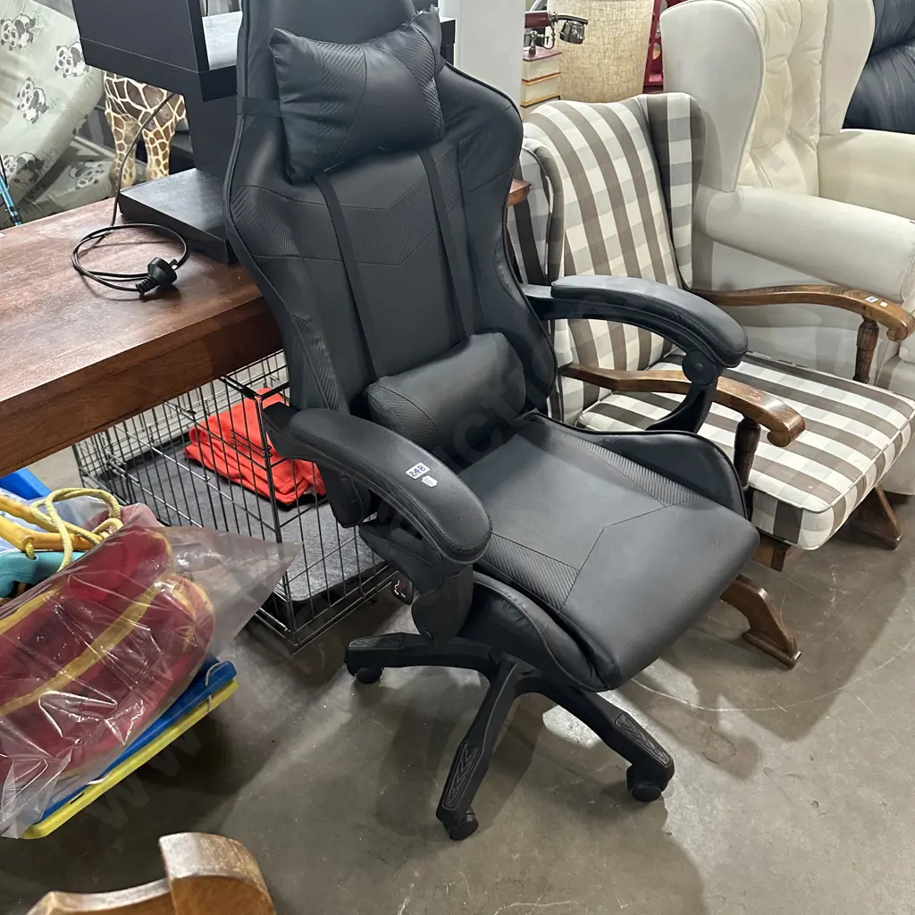 Gaming chair (small tear) Image 1++