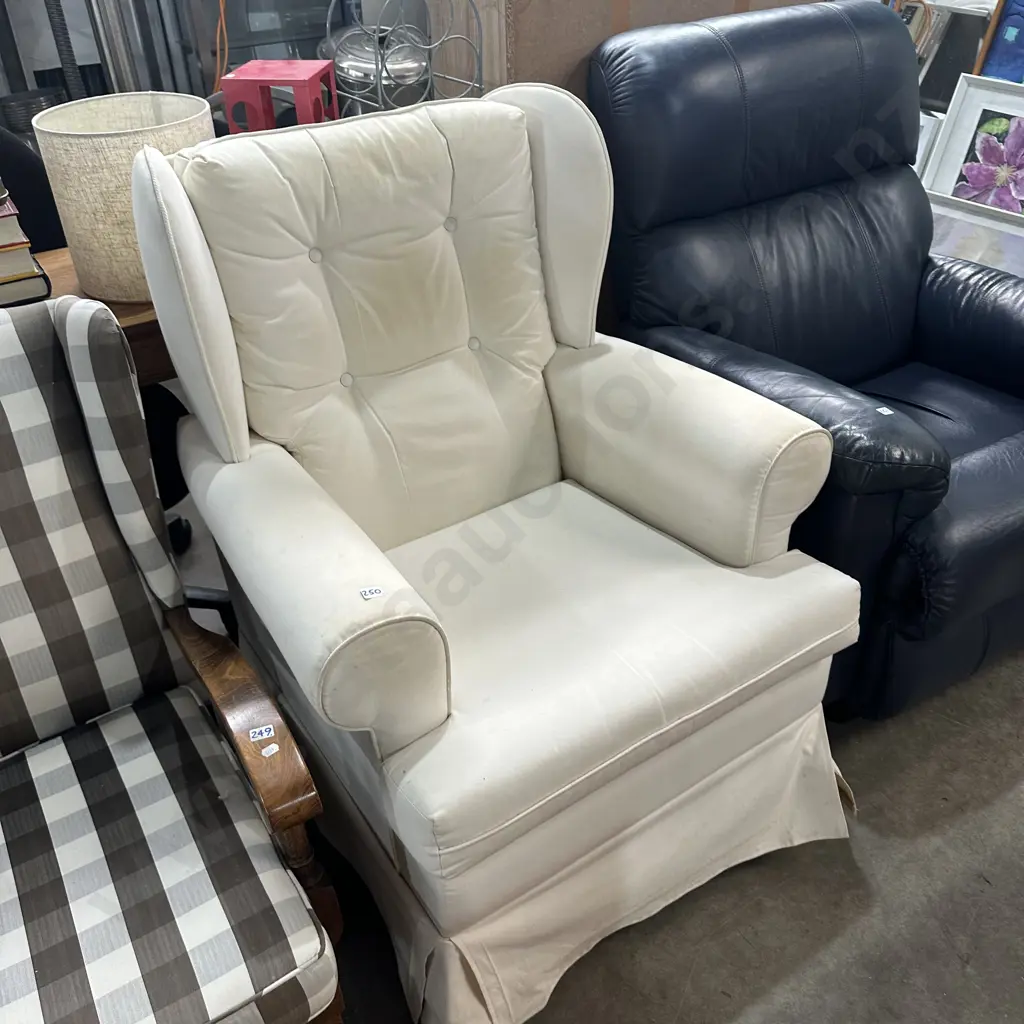 Wing back lounge chair Image 1++