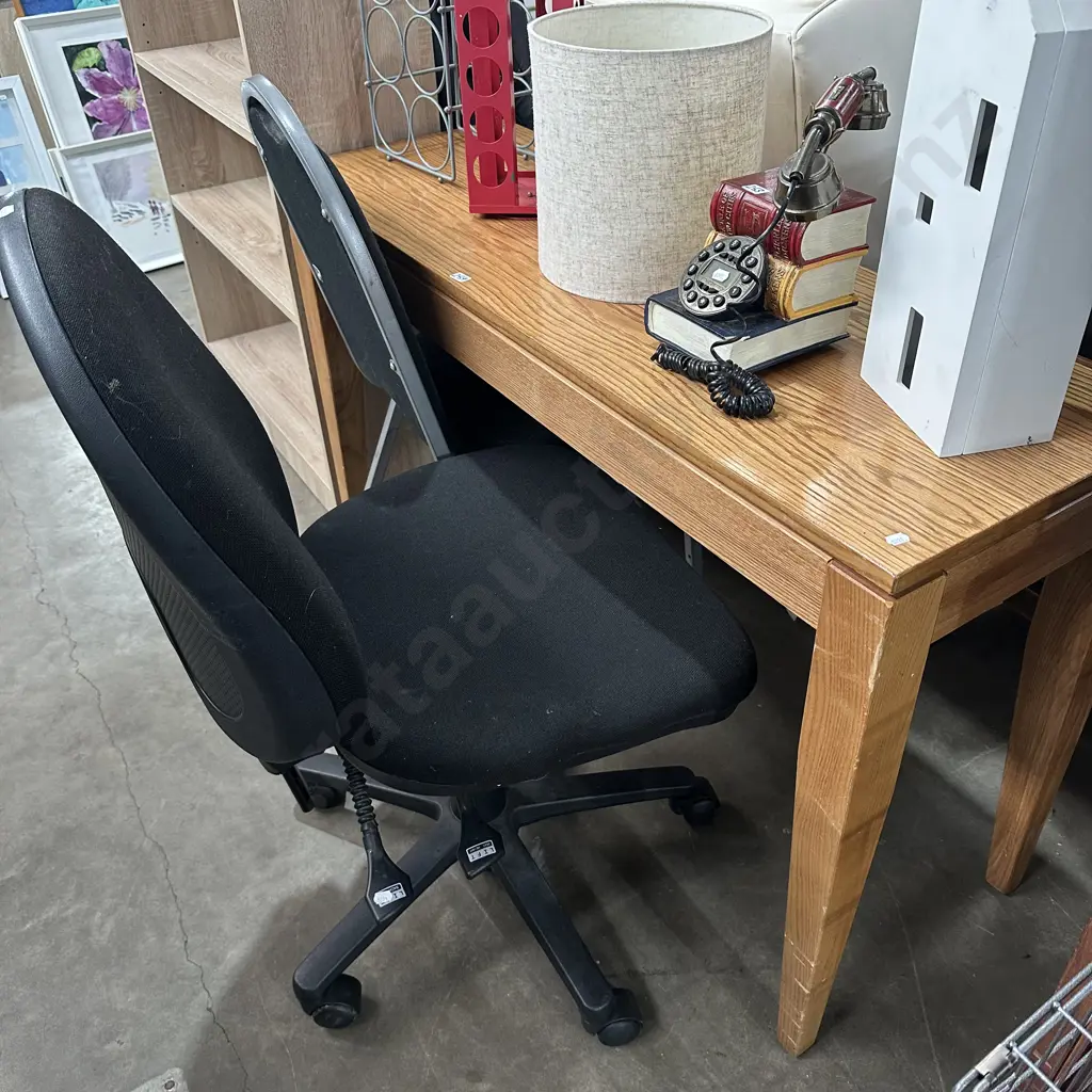 Oak hall table and 2 chairs Image 1++