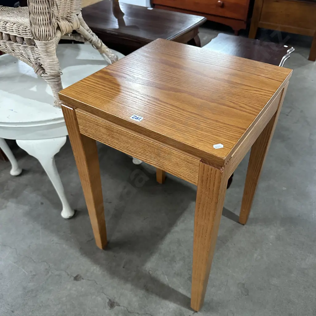 Oak side table Image 1++